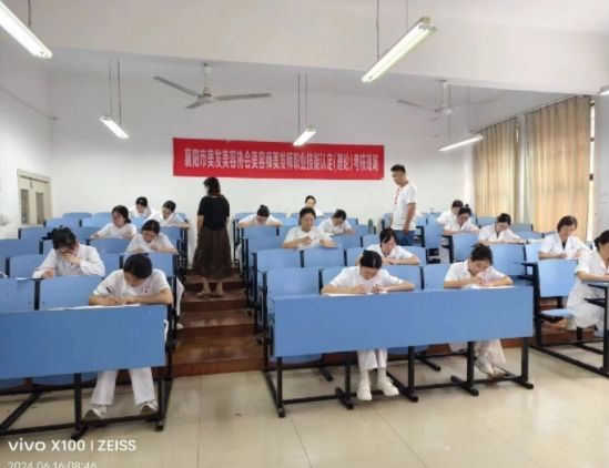 襄陽(yáng)市美發(fā)美容協(xié)會(huì)美容師美發(fā)師職業(yè)技能認(rèn)定(實(shí)操)考核現(xiàn)場(chǎng)